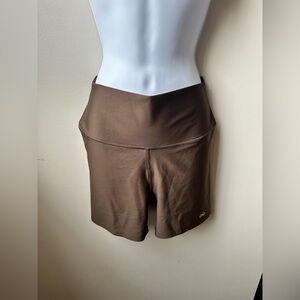 NWOT Alo Yoga Airlift 5” Biker Shorts, Espresso Brown, Size M